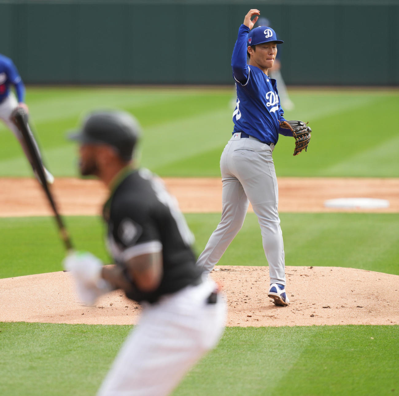 ホワイトソックス対ドジャース　1回裏ホワイトソックス無死一塁、モンカダに四球を許す山本（撮影・菅敏）