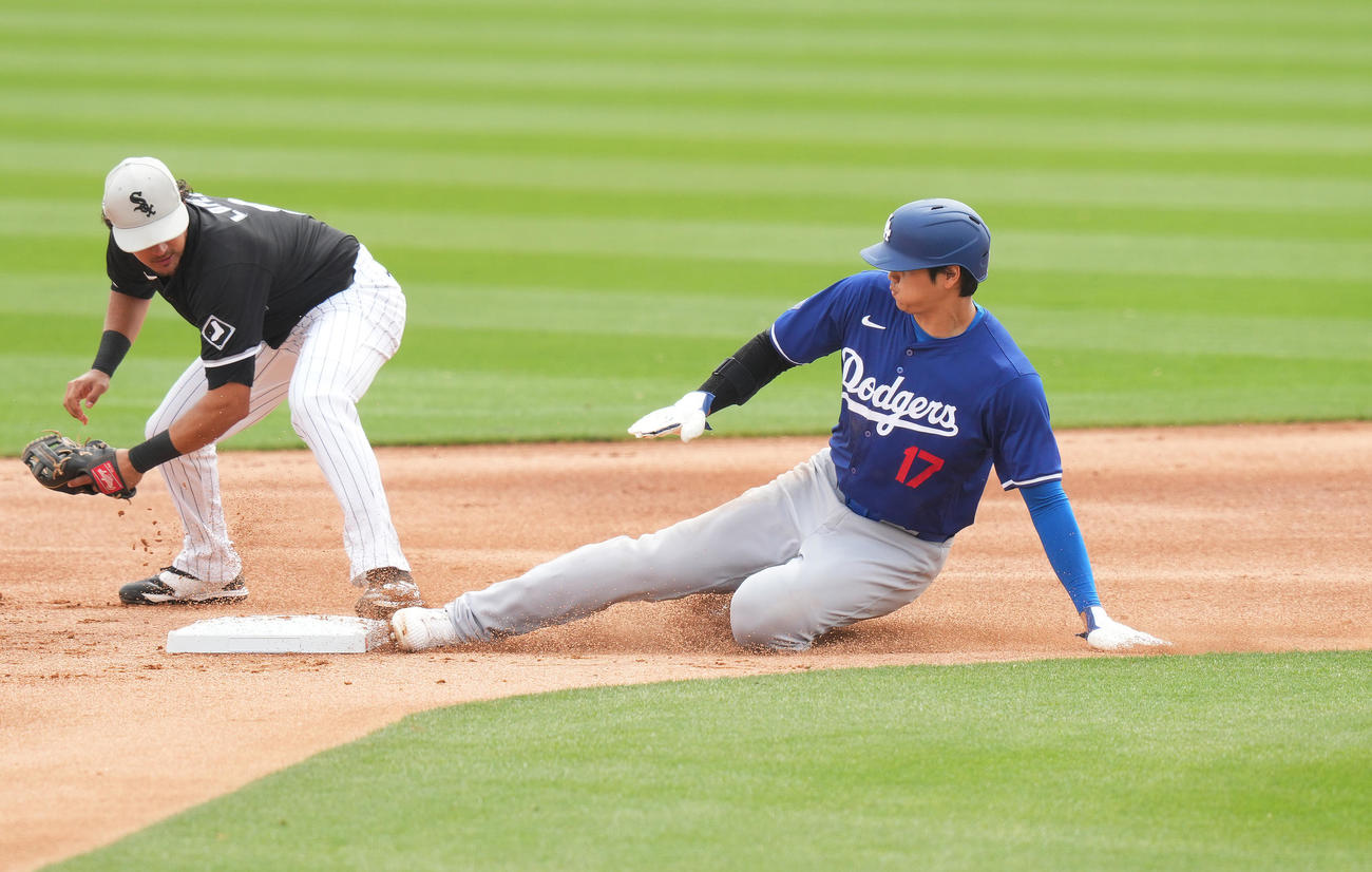 ホワイトソックス対ドジャース　1回表ドジャース無死一、二塁、フリーマンの犠飛で二塁に進む一塁走者大谷（撮影・菅敏）