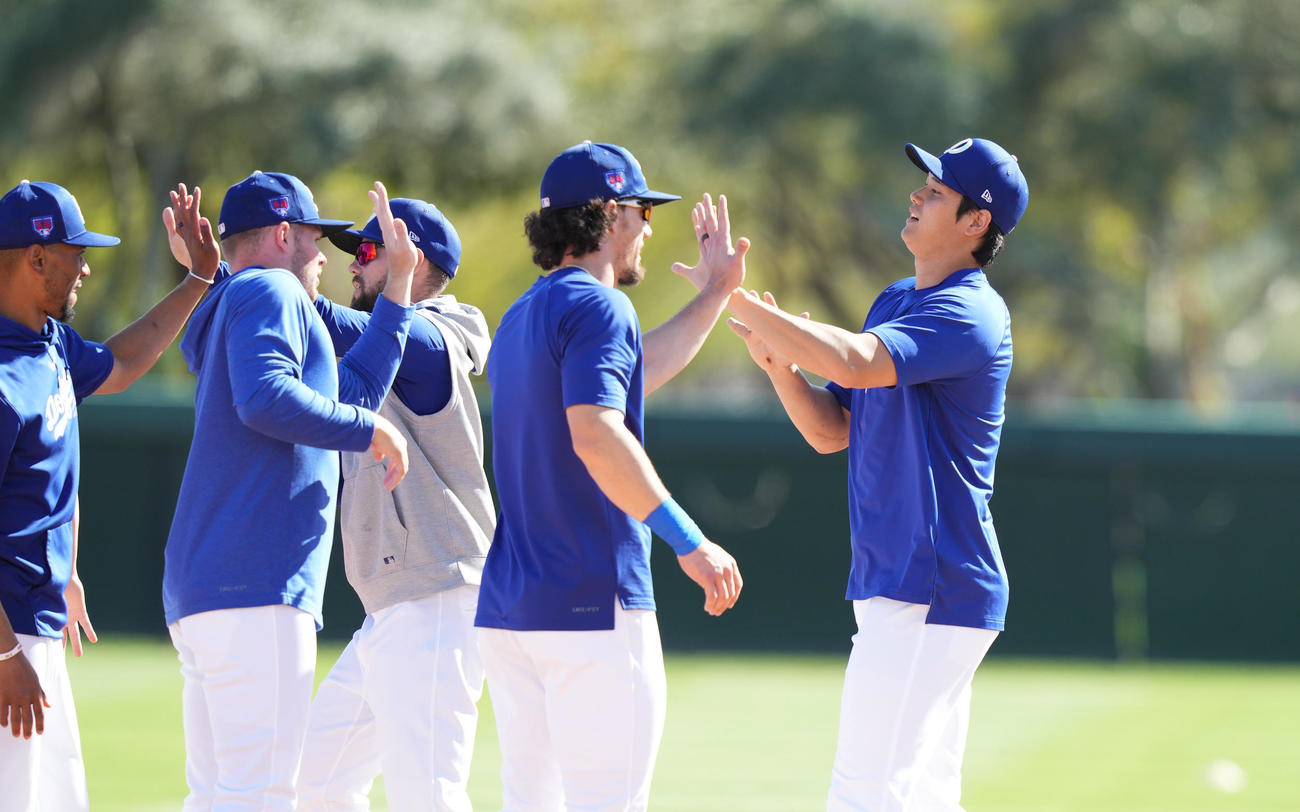 ドジャース対レッズ　試合前の練習を終えナインとタッチをするドジャース大谷(右端）