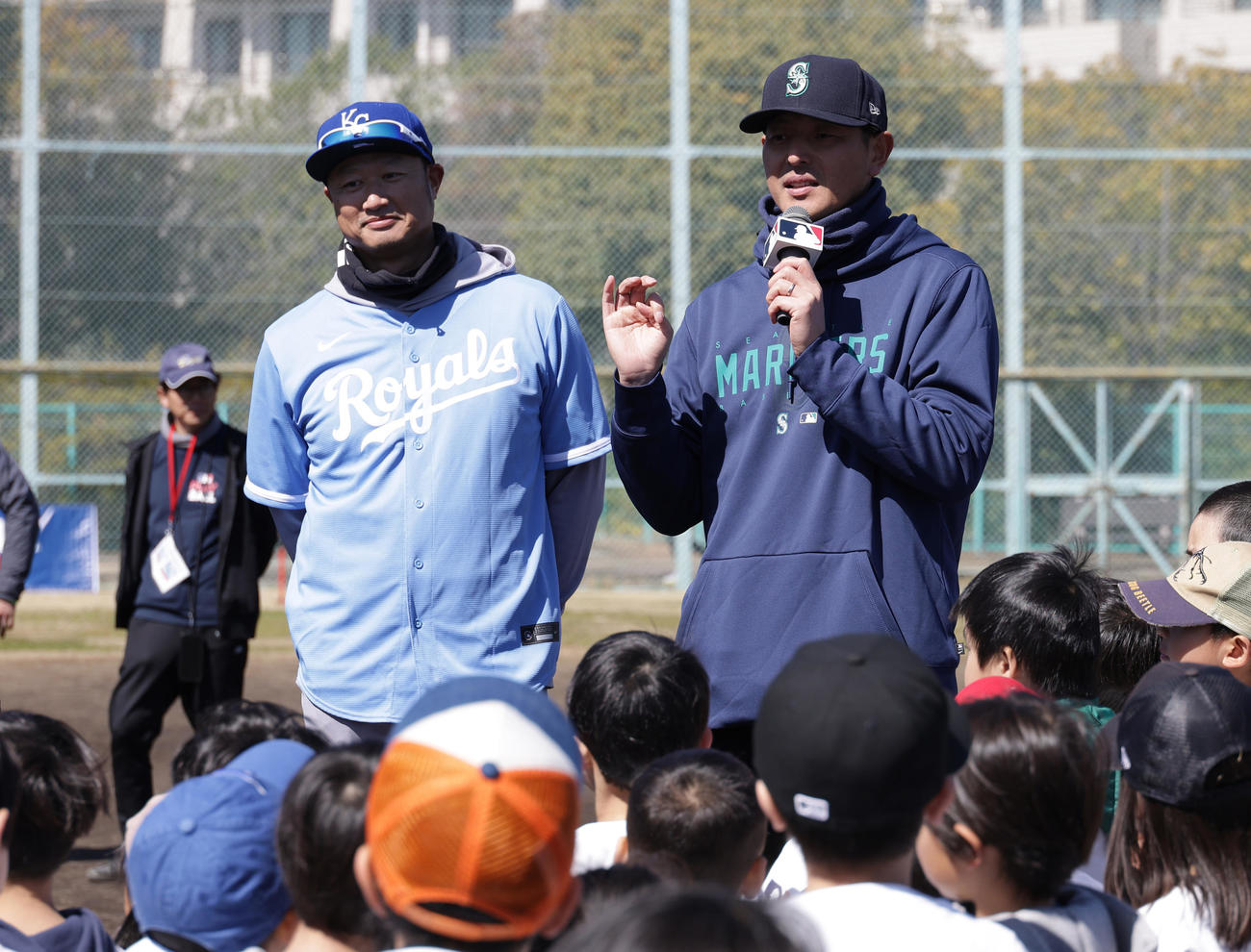 野球教室にゲスト講師として参加し子どもたちからの質問に答える岩隈久志氏。左はマック鈴木氏（撮影・中島郁夫）