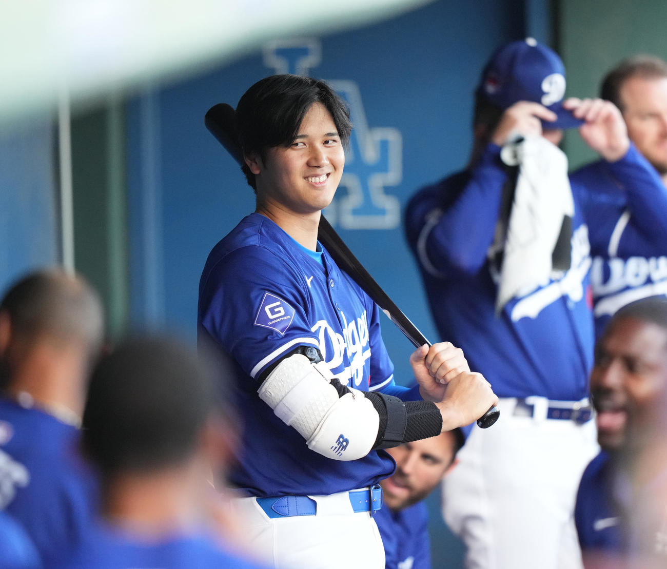 ドジャース対レッズ　試合前、ベンチで笑顔を見せるドジャース大谷（撮影・菅敏）