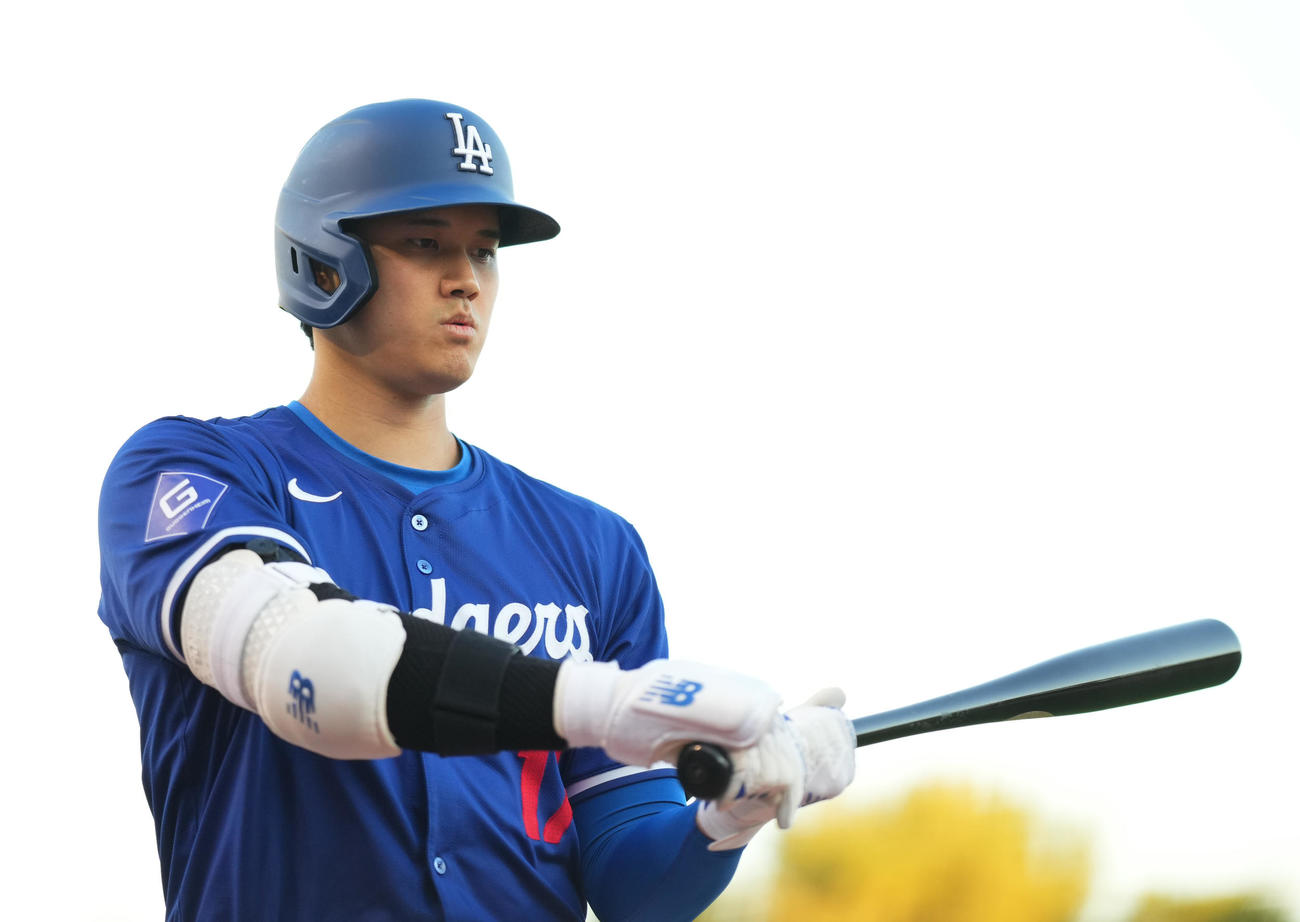 ドジャース対レッズ　初回、ベンチからフィールドに入るドジャース大谷（撮影・菅敏）
