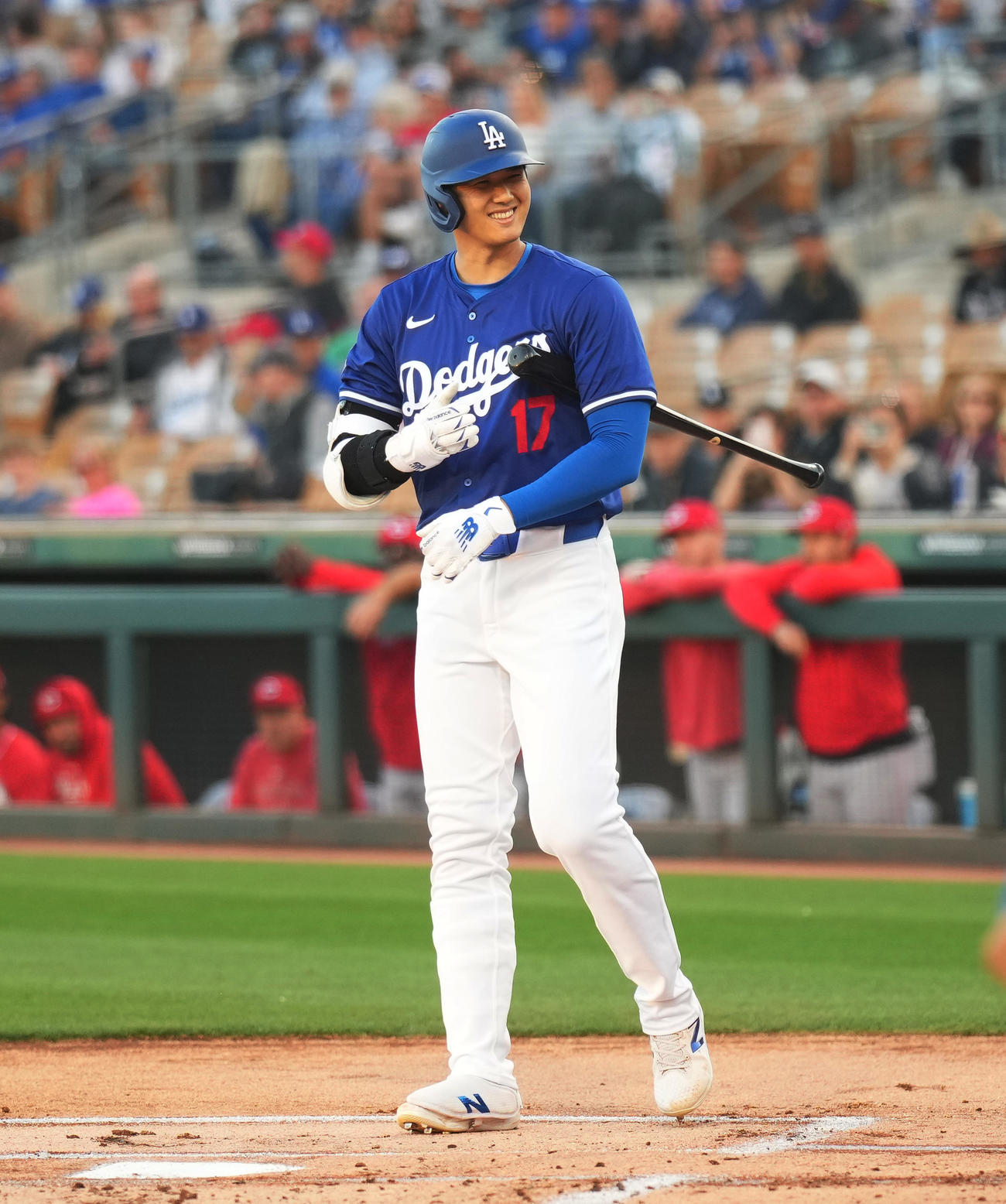 ドジャース対レッズ　初回、笑顔で打席に入るドジャース大谷（撮影・菅敏）