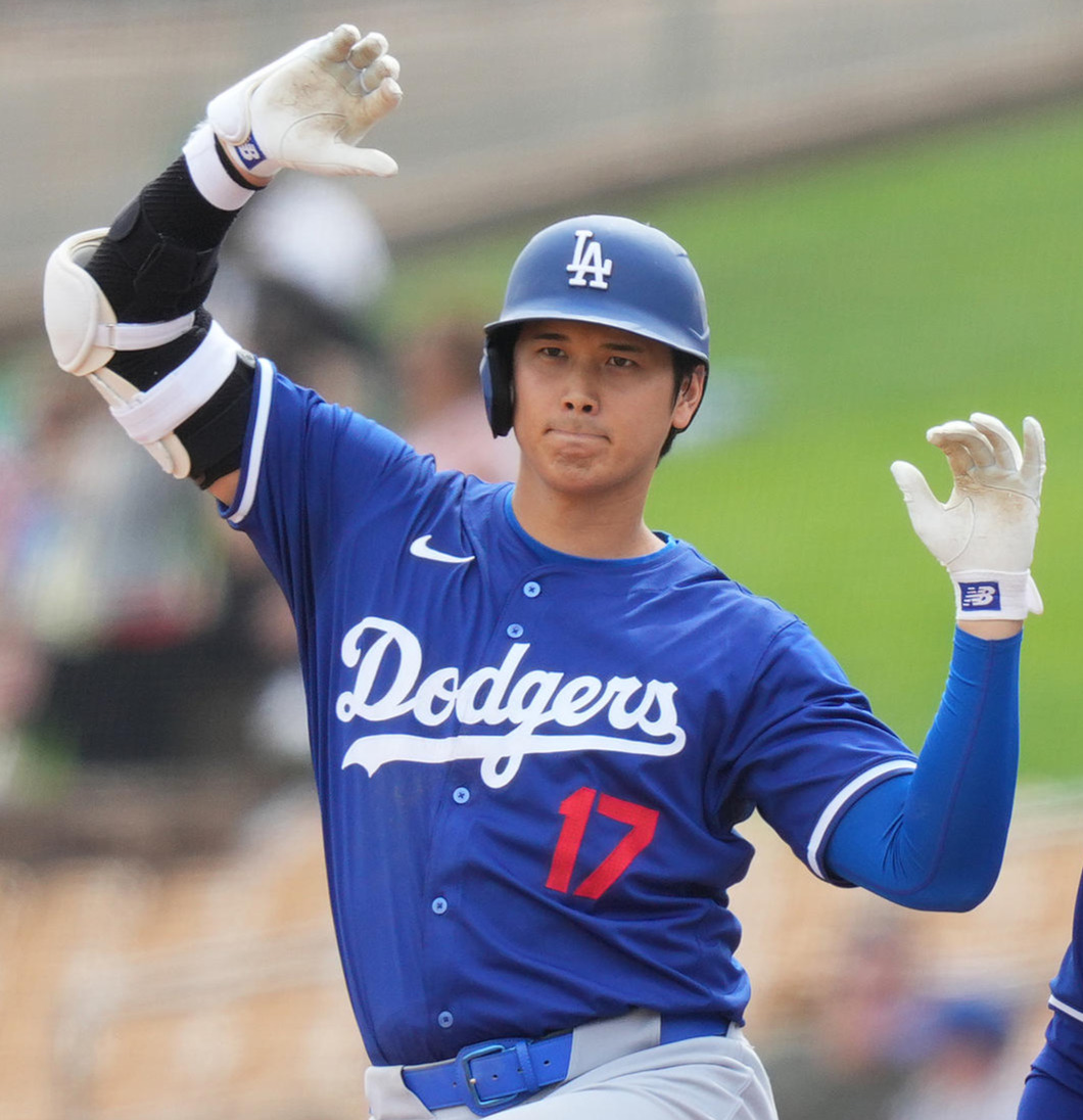 6日、塁上でポーズを決める大谷