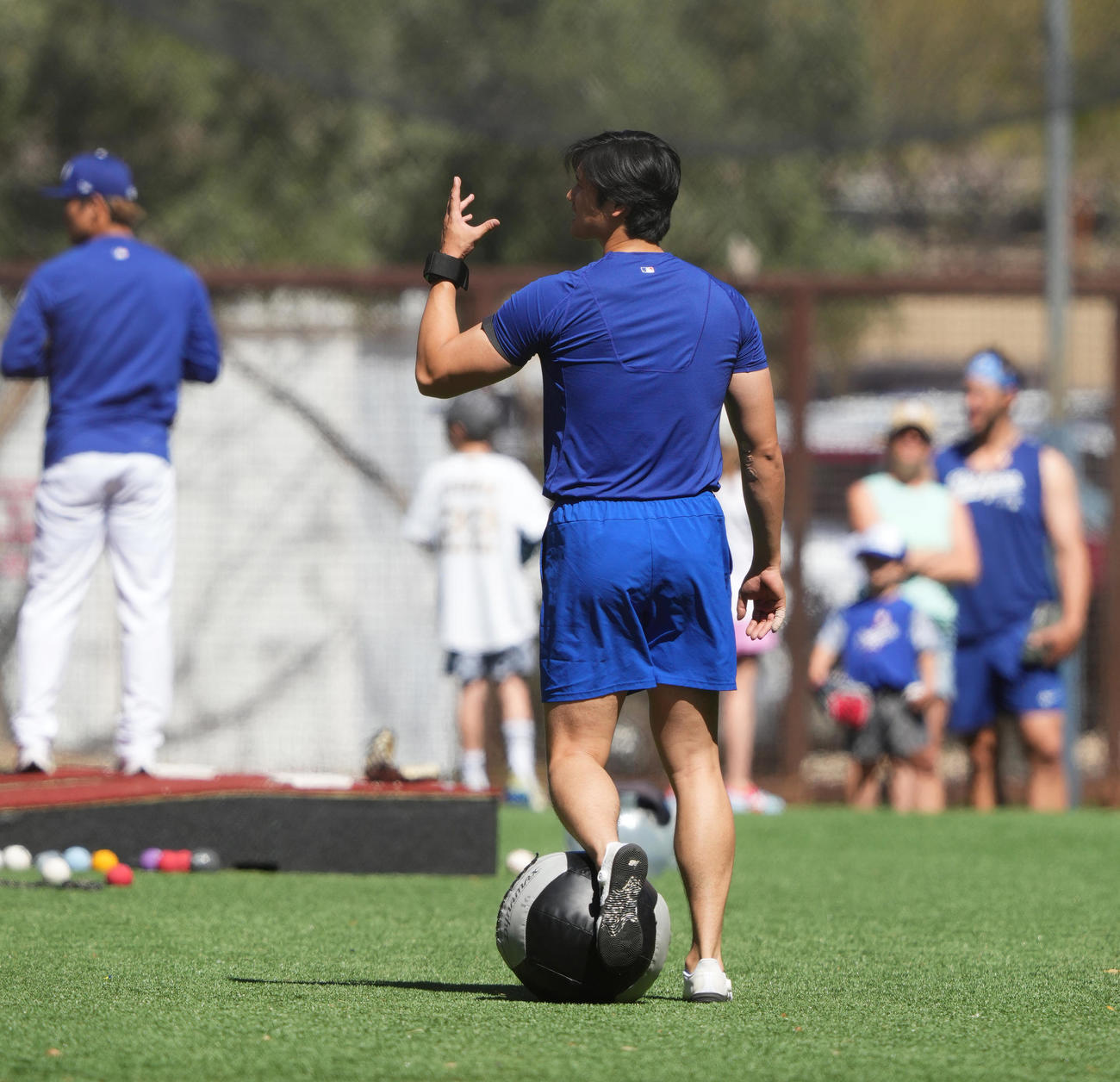 トレーニング中にメディシンボールに足を引っかけ、つまずくドジャース大谷（撮影・菅敏）
