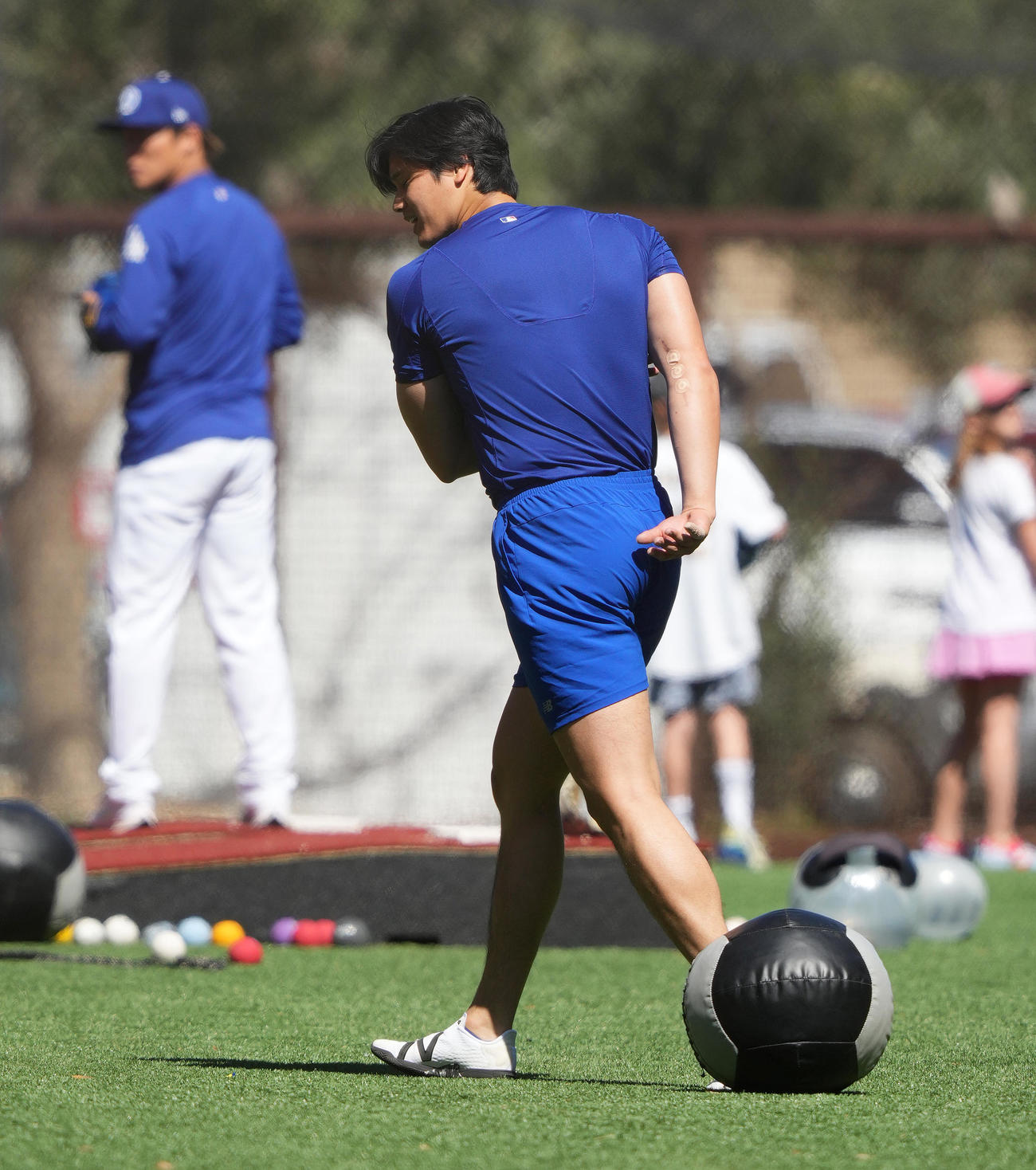 トレーニング中にメディシンボールに足を引っかけ、つまずくドジャース大谷（撮影・菅敏）