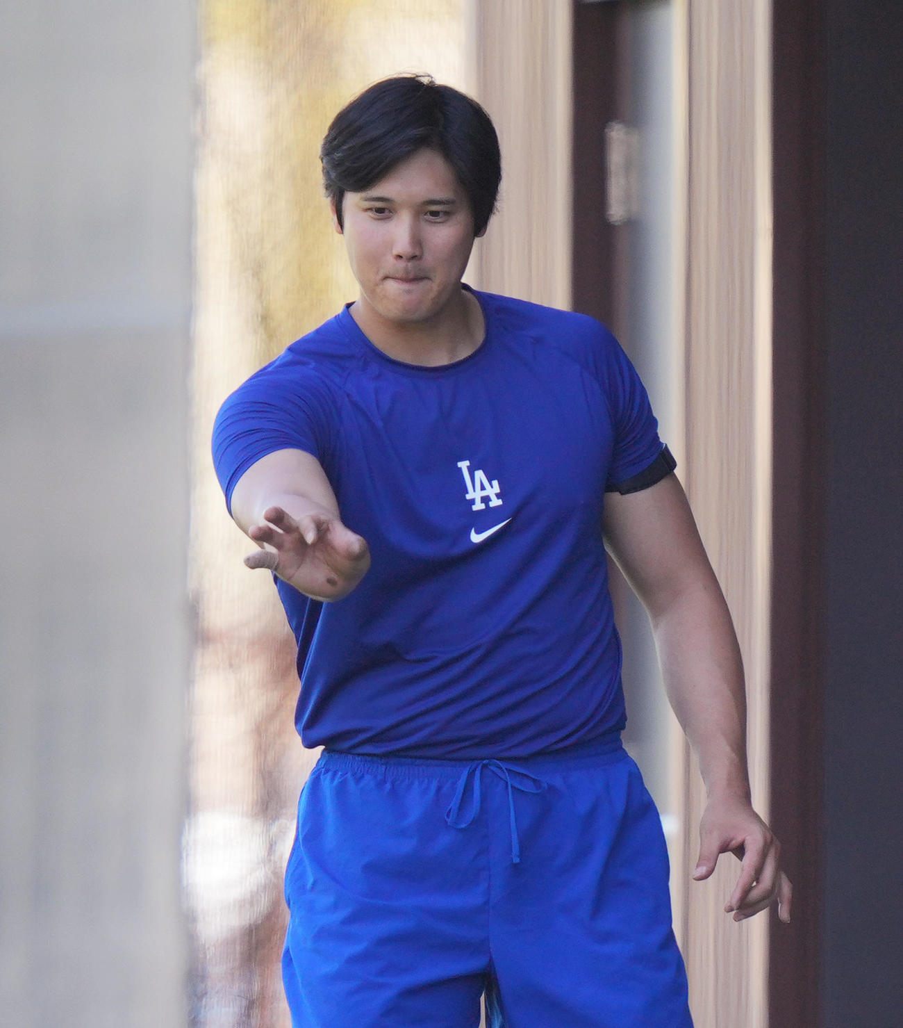 トレーニング中にポーズをとるドジャース大谷（撮影・菅敏）