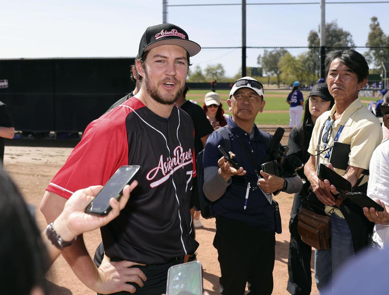 ドジャースのマイナー戦に登板後、記者の質問に答えるアジアンブリーズのバウアー（共同）