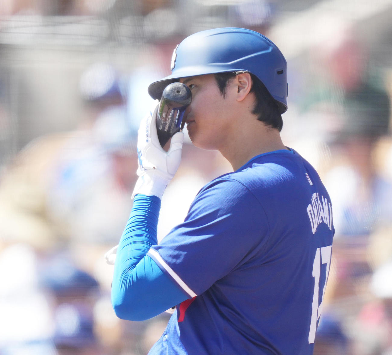 ドジャース対ダイヤモンドバックス　初回の打席を前に準備をするドジャース大谷は、バットを唇につけた後に再び唇をつける（撮影・菅敏）
