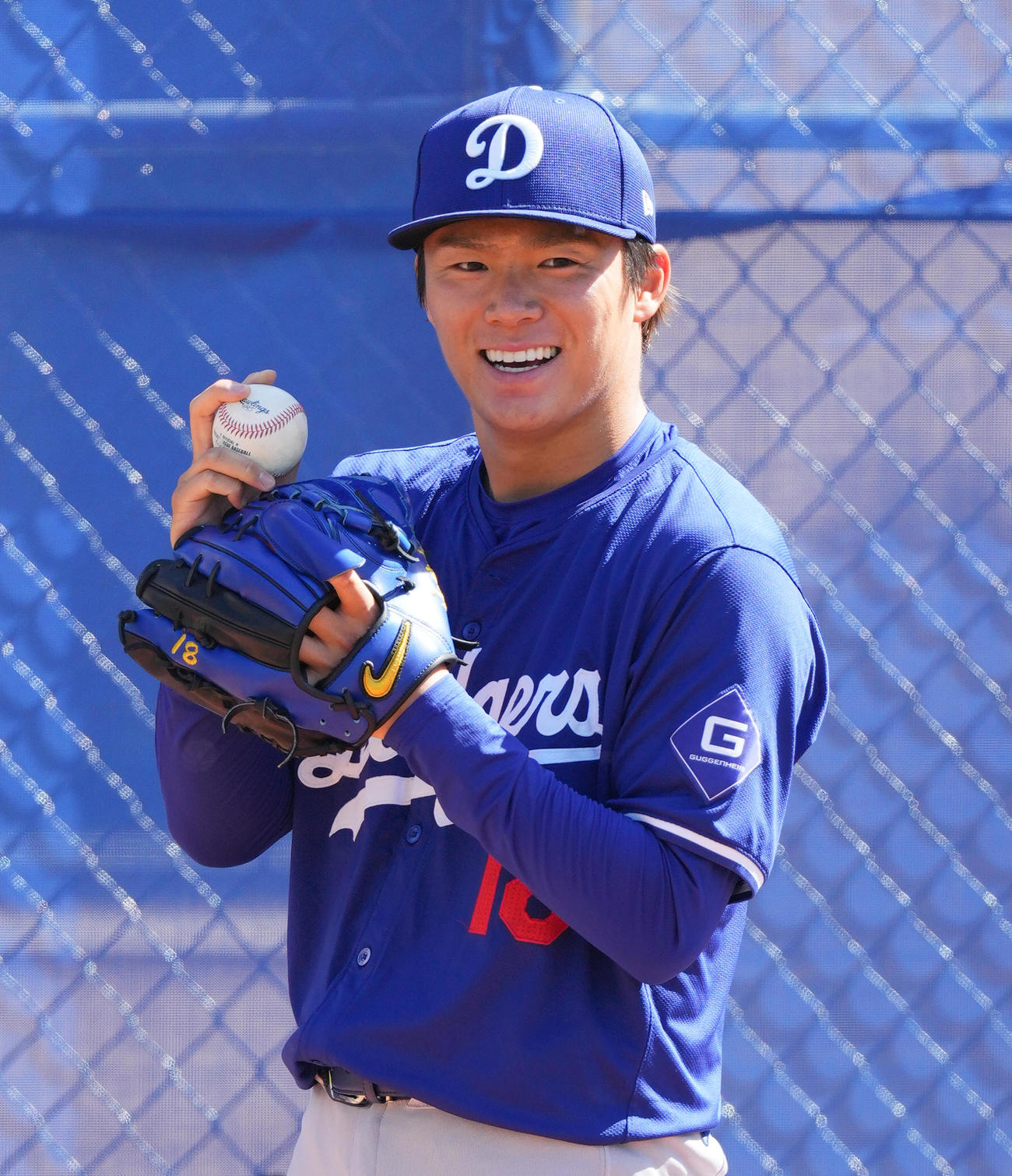 ブルペンで投球練習をするドジャース山本は、笑顔を見せる（撮影・菅敏）