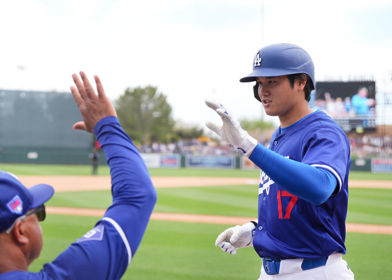ドジャース対ジャイアンツ　6回裏ドジャース2死一塁、左越えに2点本塁打を放ち、ロバーツ監督（手前）に迎えられる大谷＝2024年3月12日