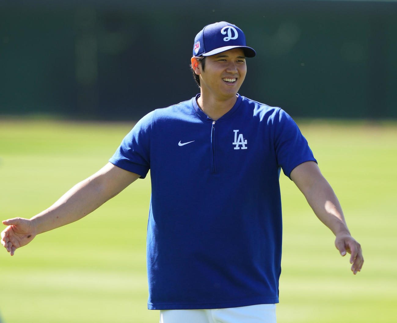 ドジャース対ジャイアンツ　試合前、リラックスした表情で練習をするドジャース大谷（撮影・菅敏）