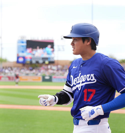 ドジャース対ジャイアンツ　6回裏ドジャース2死一塁、左越えに2点本塁打を放ち、ロバーツ監督に迎えられる大谷＝2024年3月12日