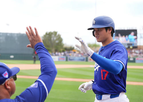 ドジャース対ジャイアンツ　6回裏ドジャース2死一塁、左越えに2点本塁打を放ち、ロバーツ監督（手前）に迎えられる大谷＝2024年3月12日