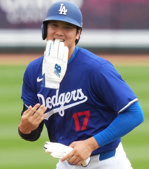 ドジャース対ジャイアンツ　3回、残塁に終わる大谷は、ジャイアンツベンチに向かって笑顔を見せる（撮影・菅敏）