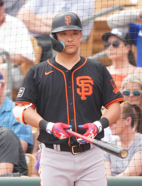 ドジャース対ジャイアンツ　3回表ジャイアンツ1死、打席を前に準備をする筒香（撮影・菅敏）