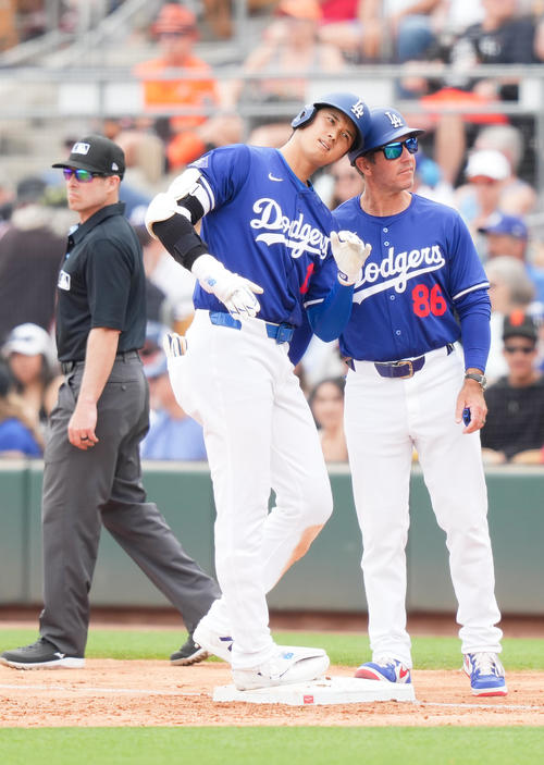 ドジャース対ジャイアンツ　3回裏ドジャース1死一塁、右前打を放ち、ヘルメットでタッチをする大谷（中央）（撮影・菅敏）
