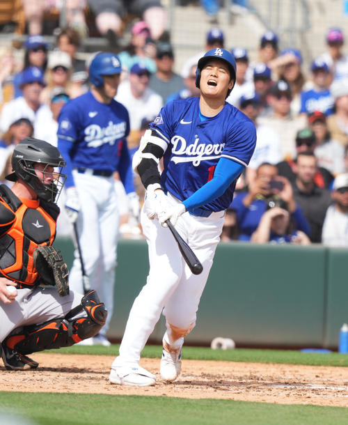 ドジャース対ジャイアンツ　5回裏ドジャース1死一塁、空振りの三振に倒れる大谷（撮影・菅敏）