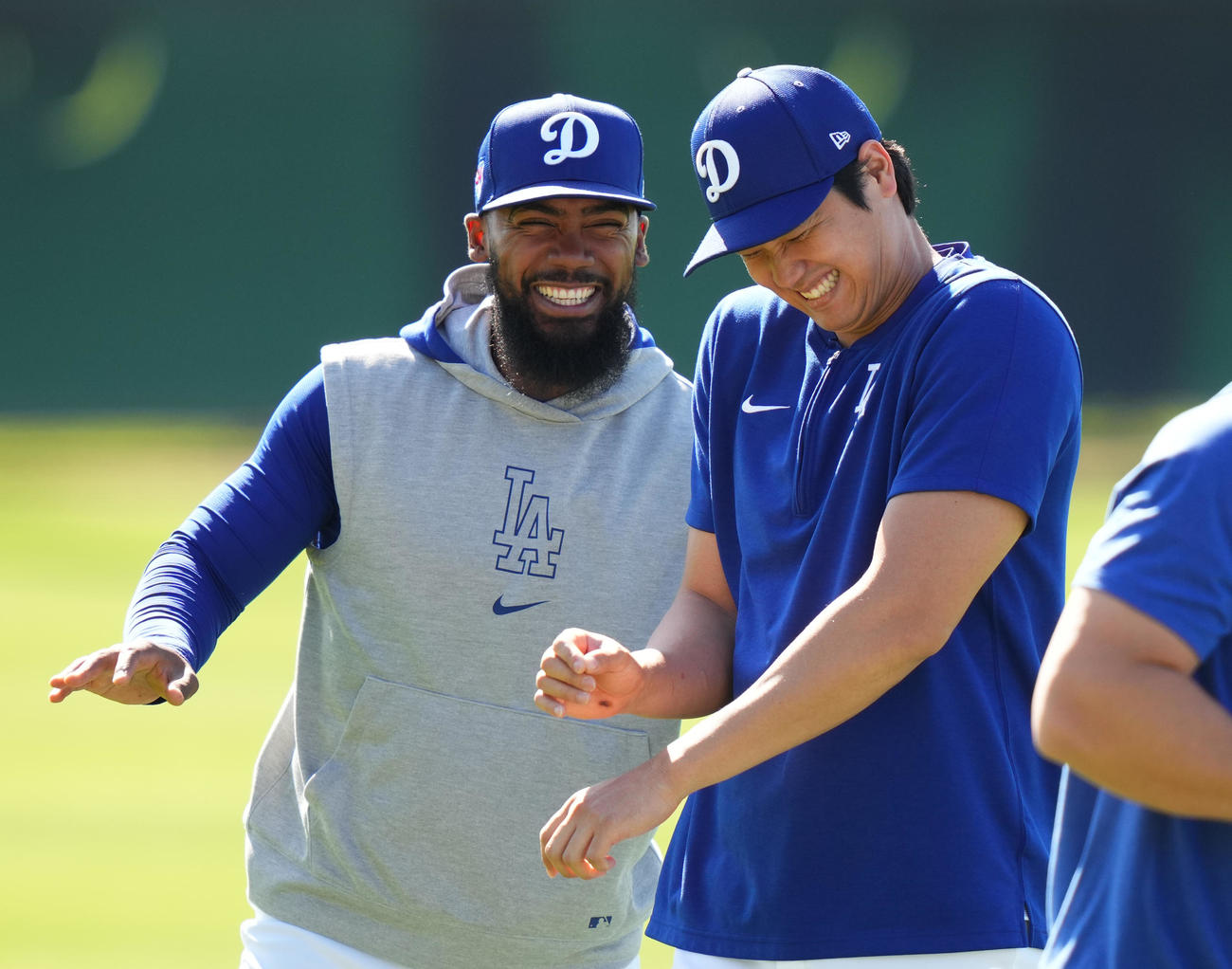 ドジャース対マリナーズ　試合前、ヘルナンデス（左）と笑顔で練習するドジャース大谷（撮影・菅敏）