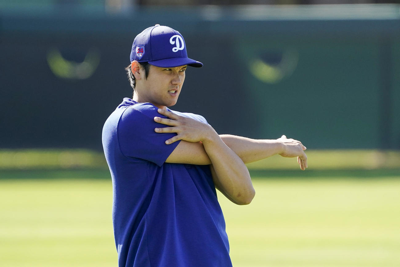 試合前、トレーニングするドジャース大谷翔平（AP）