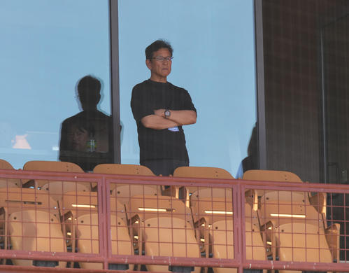 ドジャース対マリナーズ戦を視察する栗山英樹侍ジャパン前監督＝（撮影・菅敏）