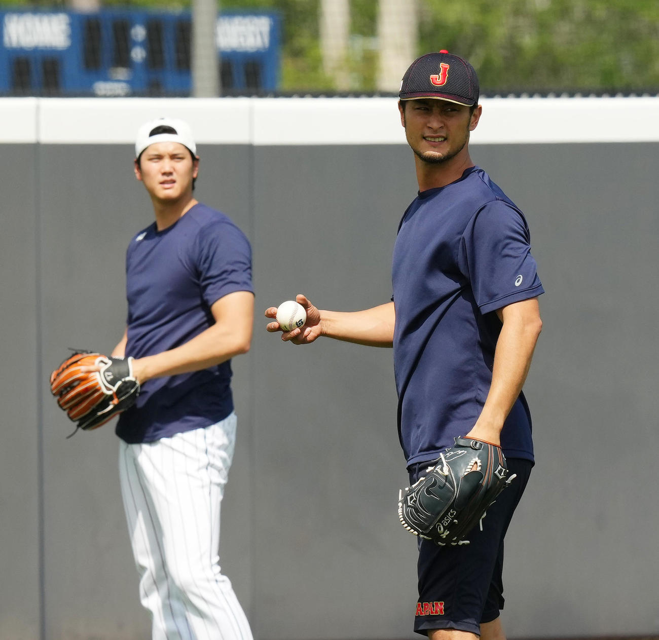大谷（左）と並んでキャッチボールをするダルビッシュ（2023年3月18日撮影）