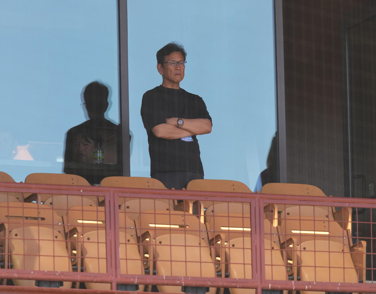 ドジャース対マリナーズ戦を視察する栗山英樹侍ジャパン前監督＝（撮影・菅敏）