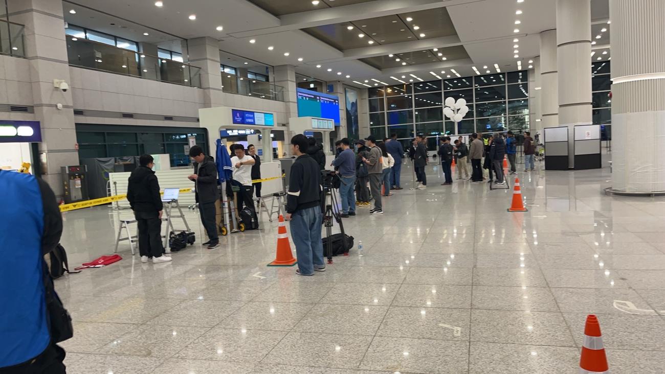 到着予定の2時間前には仁川国際空港でパドレスの選手を待ち構える韓国報道陣（撮影・斎藤直樹）