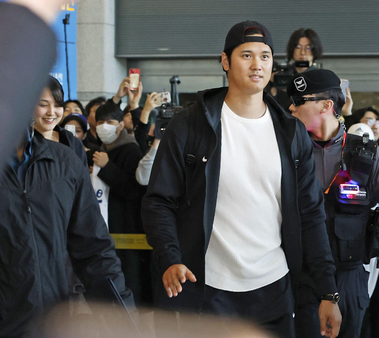 韓国・仁川国際空港に到着した米大リーグ、ドジャースの大谷翔平と妻（左端）（共同）