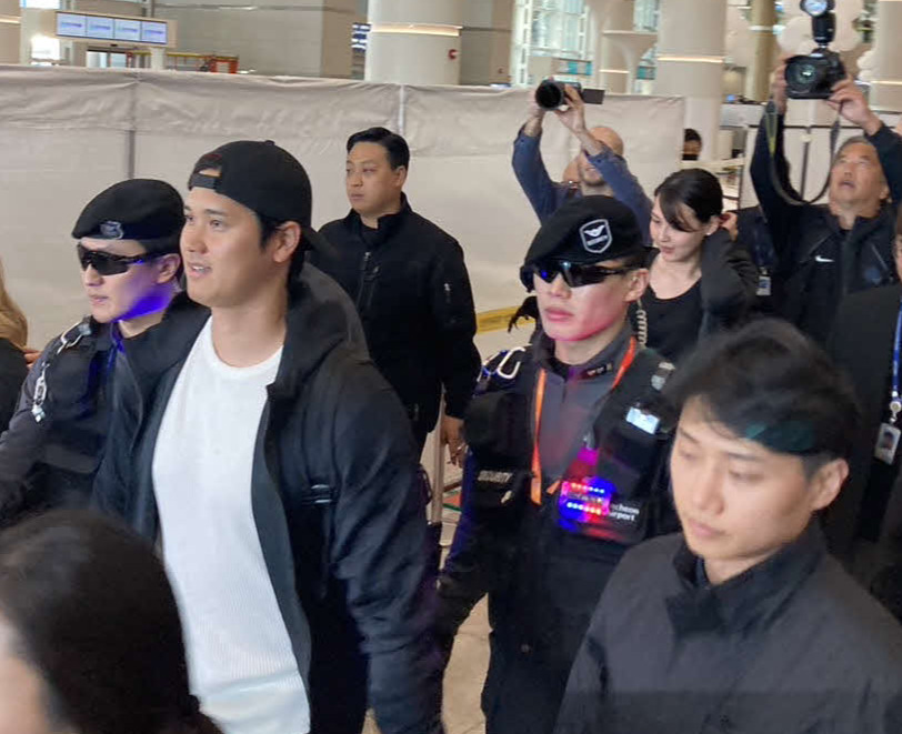 韓国・ソウル入りしたドジャース大谷翔平投手。少し間を置いて、新妻が髪をかき上げながら大谷に続く（撮影：斎藤庸裕）