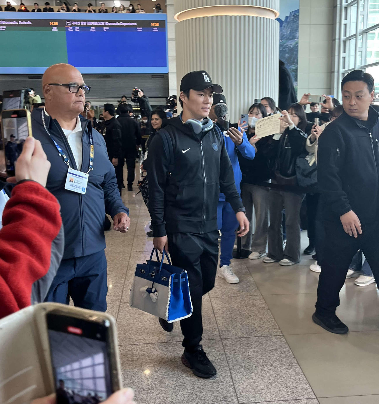 ガードマンに囲まれながら、仁川国際空港で韓国・ソウル入りするドジャース山本（撮影・斎藤直樹）