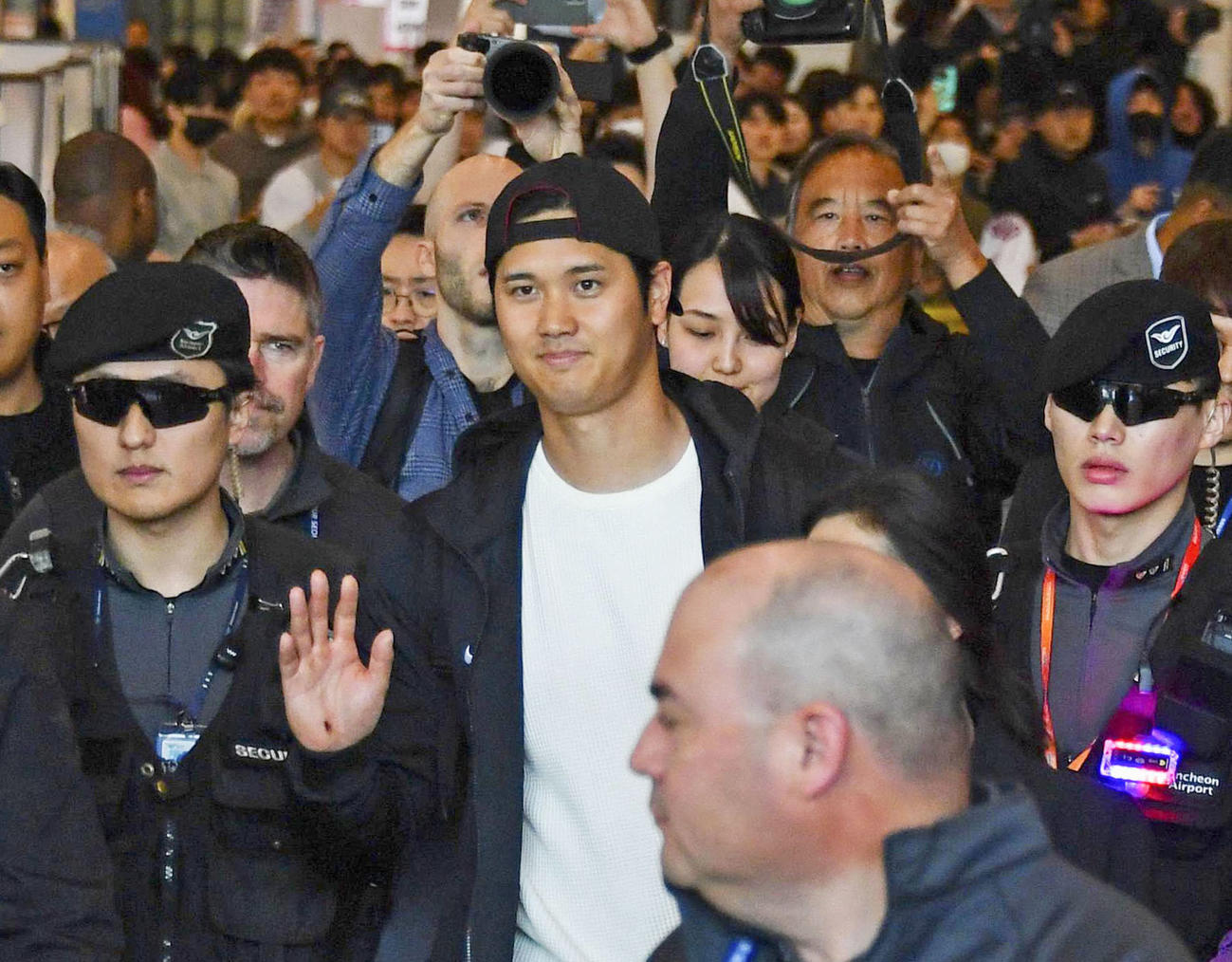 韓国・仁川国際空港に到着した米大リーグ、ドジャースの大谷翔平。後方に妻が続く（共同）