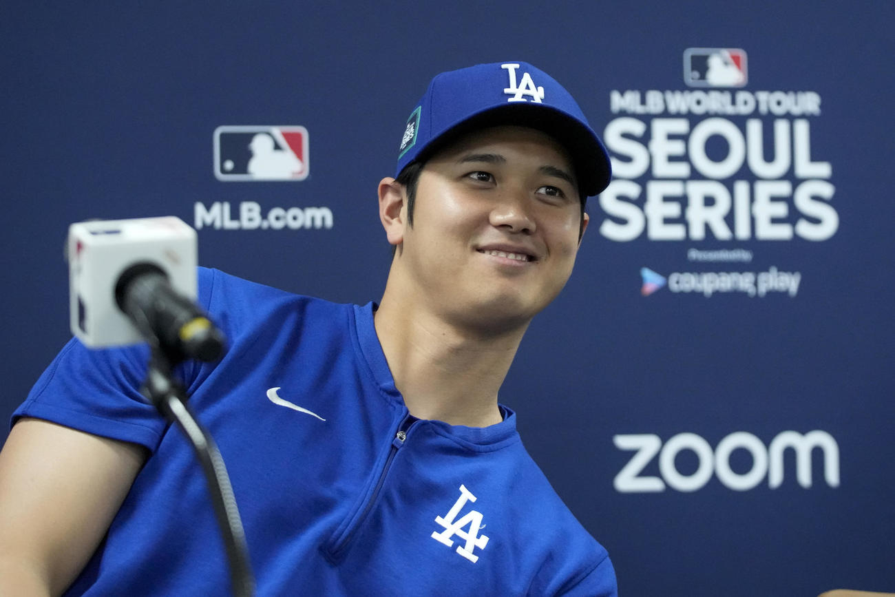 会見に臨むドジャース大谷翔平（AP）