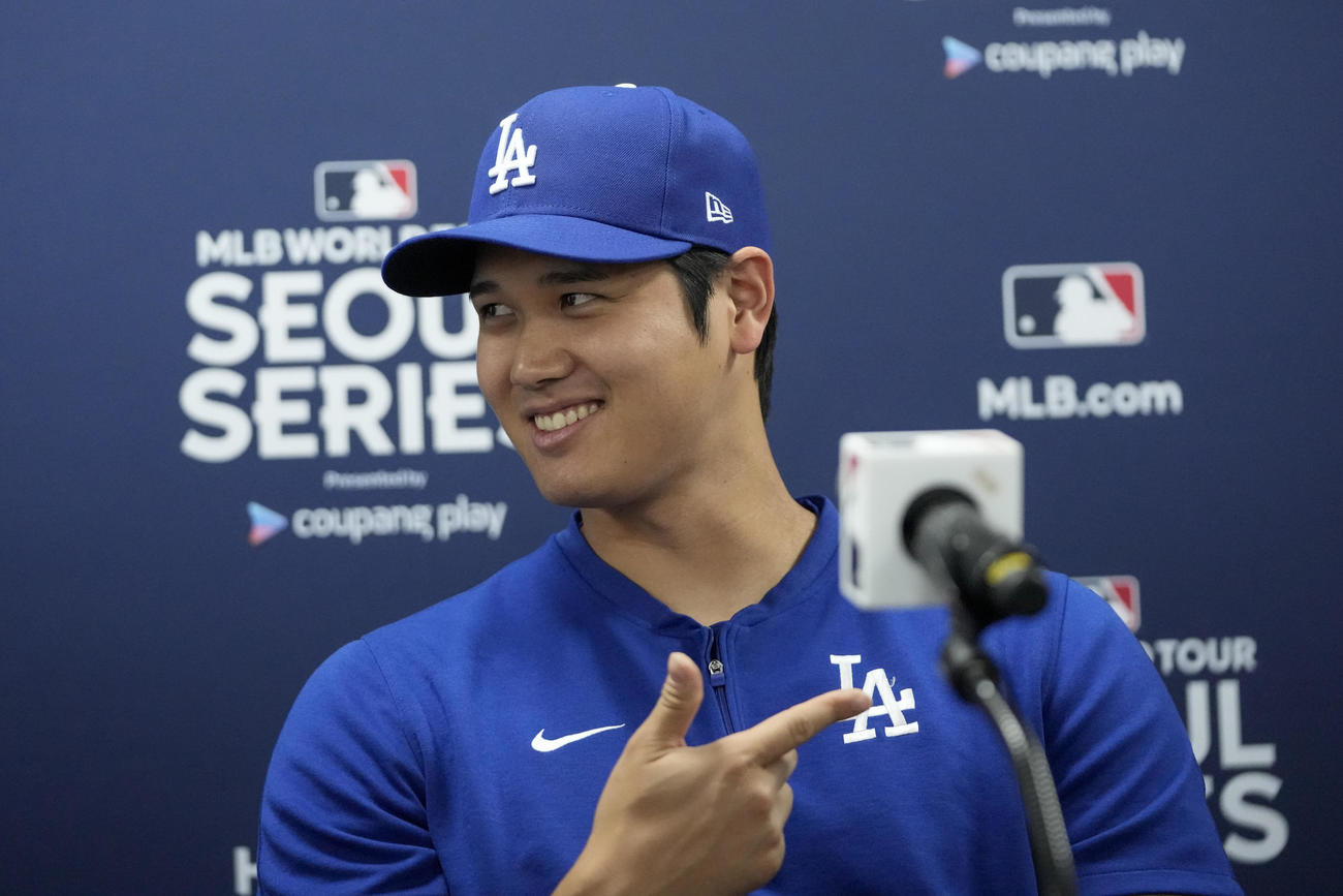 会見で笑顔をのぞかせるドジャース大谷翔平（AP）