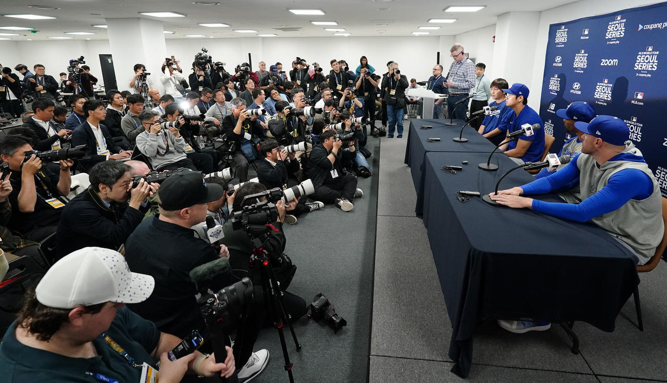 ソウルシリーズが行われる高尺スカイドームで会見に臨むドジャース大谷（右から3人目）（撮影・菅敏）