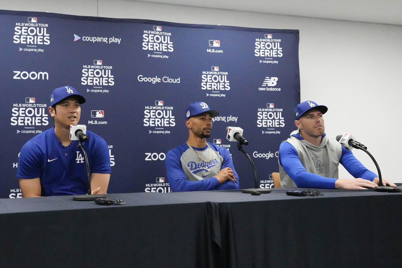 会見に臨む左からドジャース大谷翔平、ベッツ、フリーマン（AP）