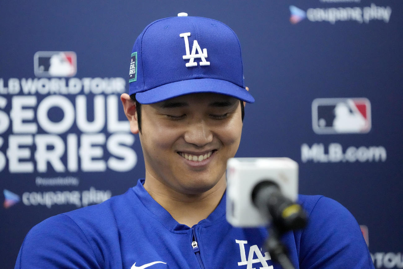 会見で笑みがこぼれるドジャース大谷翔平（AP）