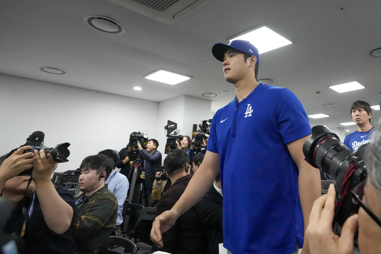 会見場に到着したドジャース大谷翔平（AP）