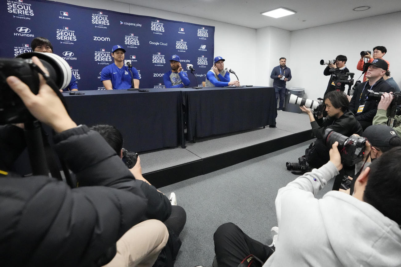 会見に臨む左からドジャース大谷翔平、ベッツ、フリーマン（AP）