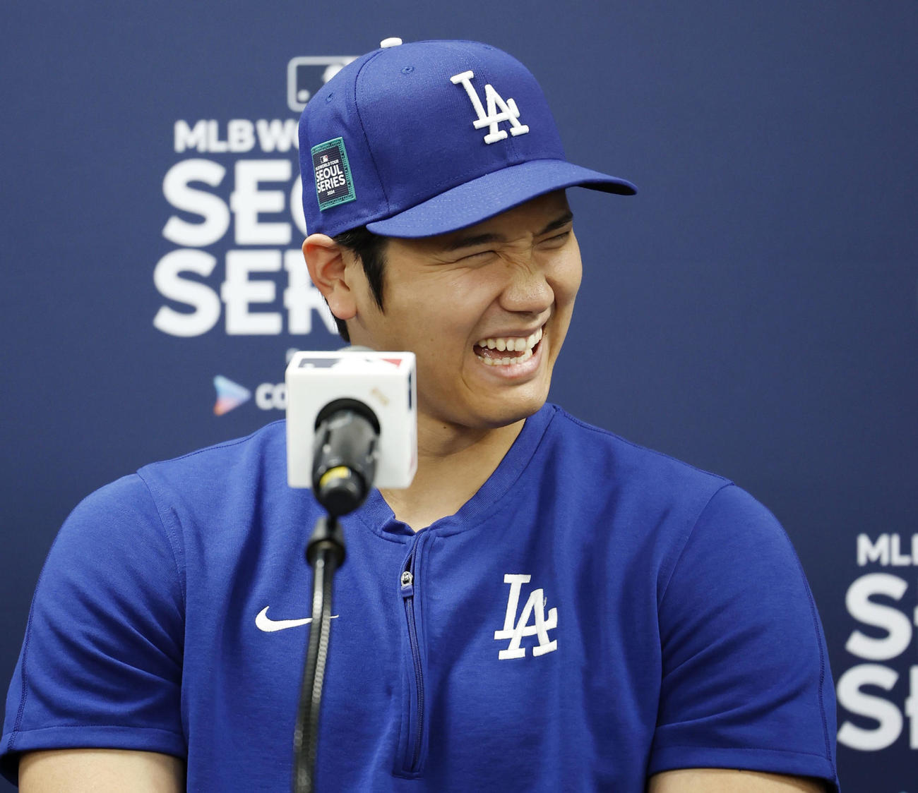 パドレスとの開幕戦を前に、記者会見する米大リーグ、ドジャースの大谷翔平（共同）