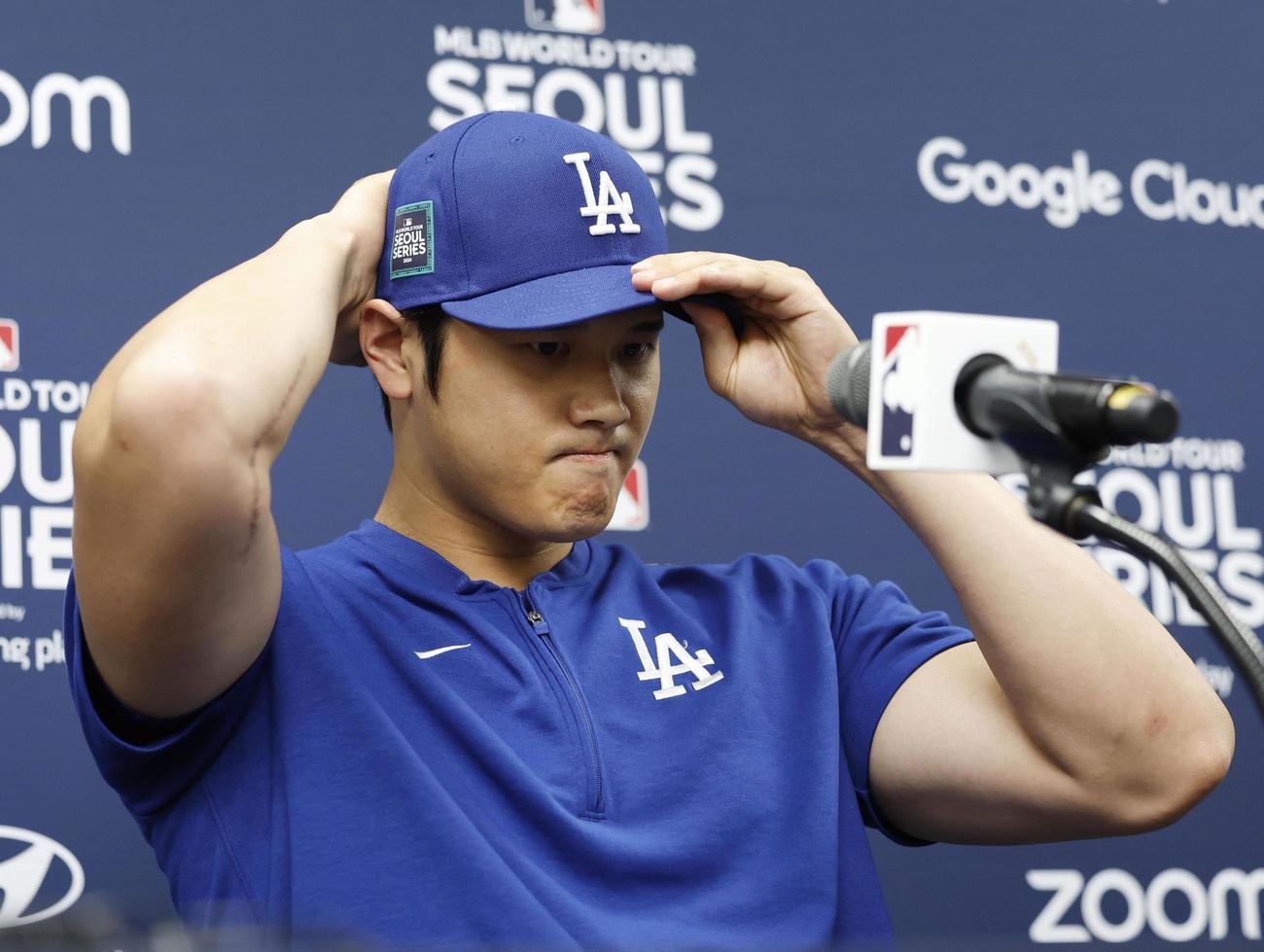 パドレスとの開幕戦を前に、記者会見する米大リーグ、ドジャースの大谷翔平（共同）