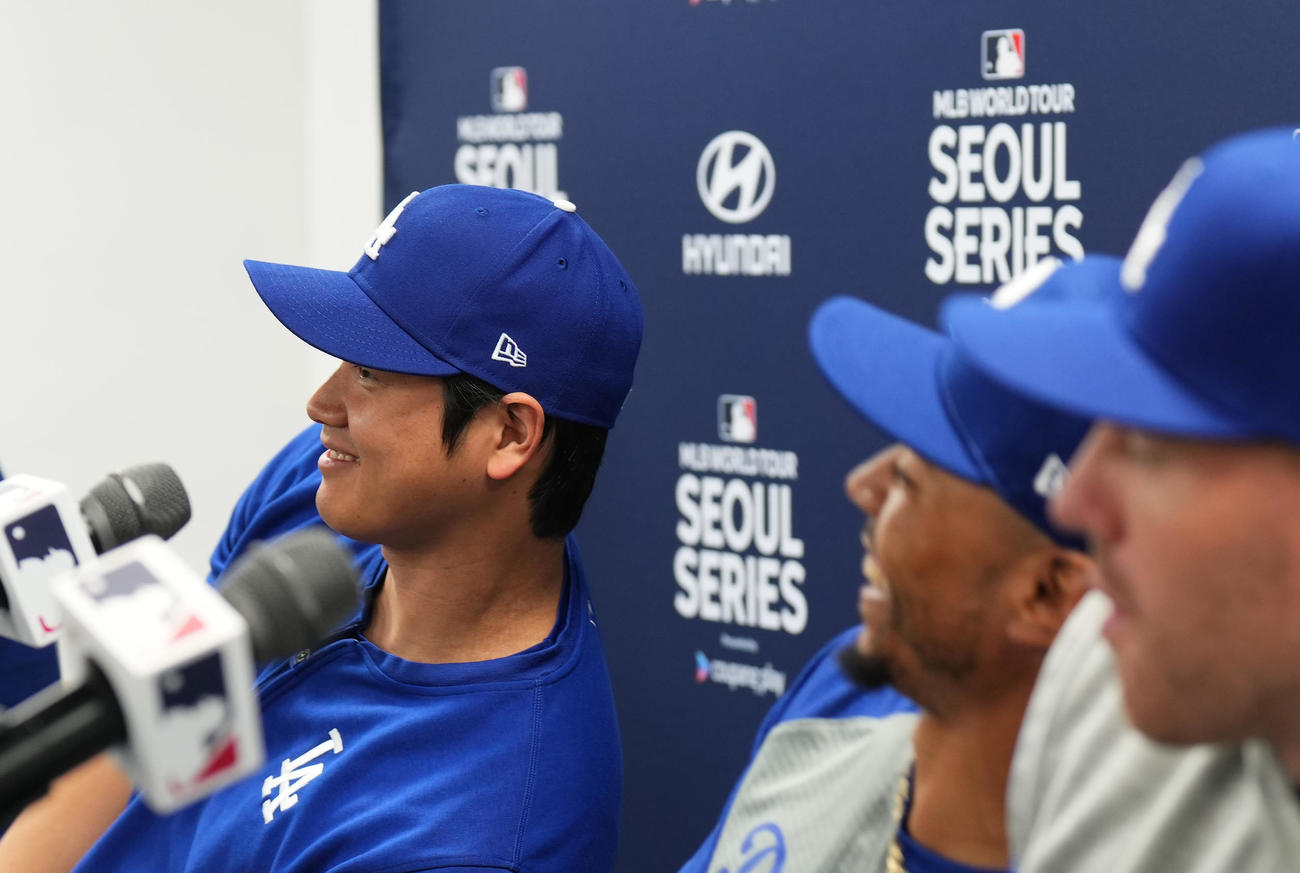 ソウルシリーズが行われる高尺スカイドームで会見し、おどけるドジャース大谷。右端はフリーマン、右から2人目はベッツ（撮影・菅敏）