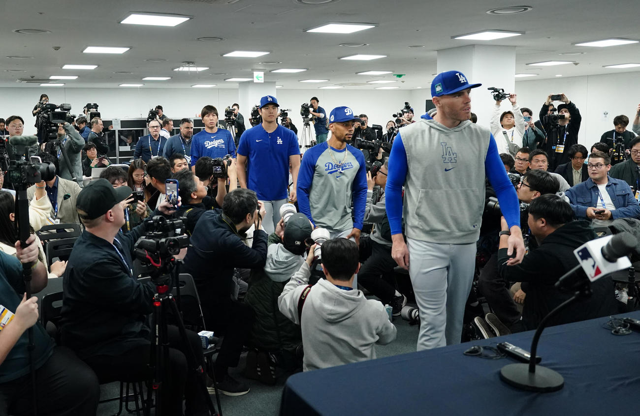 高尺スカイドームの会見場に入るドジャース大谷（中央）。右からフリーマン、ベッツ（撮影・菅敏）