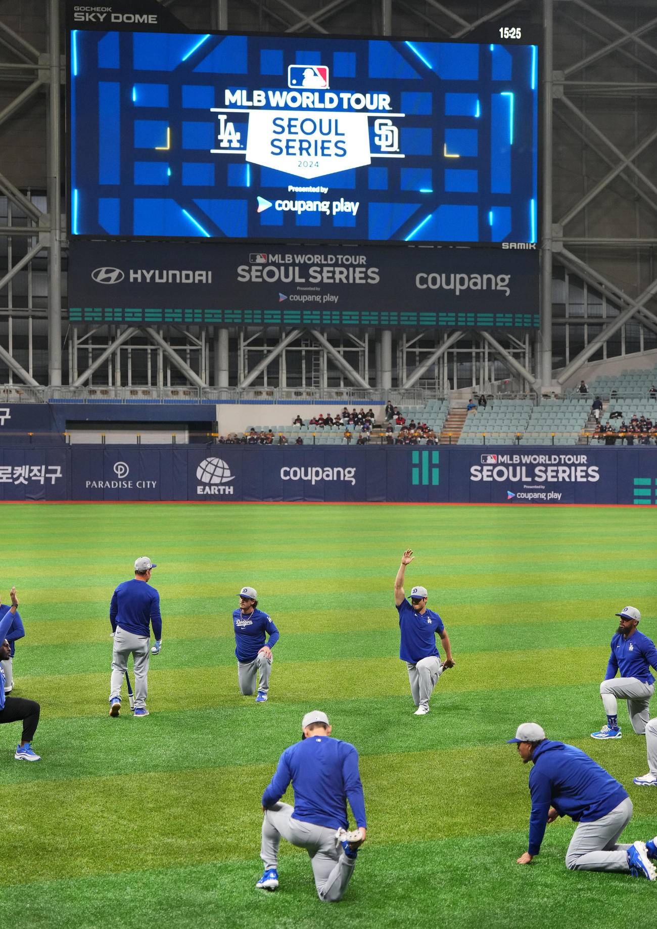 ソウルシリーズが行われる高尺スカイドームで調整するドジャース大谷（後方右から2人目)（撮影・菅敏）