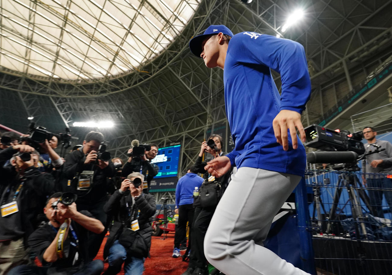 高尺スカイドームのフィールドに入るドジャース山本（撮影・菅敏）