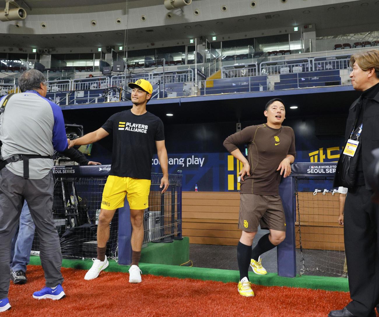ドジャースとの開幕戦が行われる高尺スカイドームで、練習に臨む米大リーグ、パドレスのダルビッシュ有（左）と松井裕樹（共同）