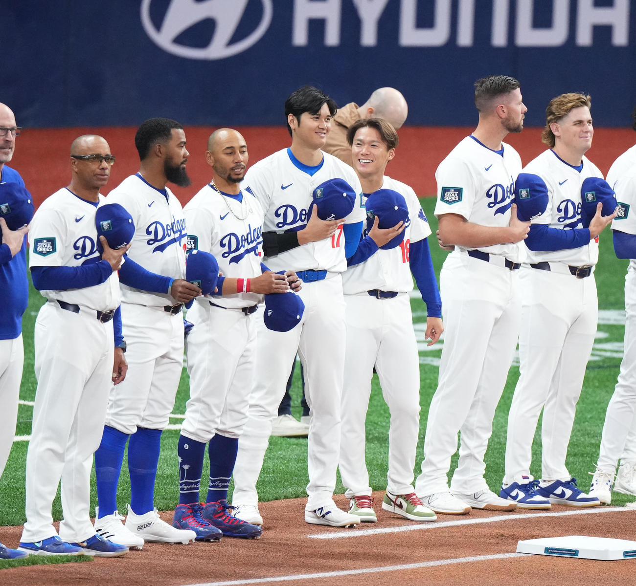キウム対ドジャース　試合前のセレセレモニーで笑顔を見せるドジャース大谷（中央左）と山本（同右）ら