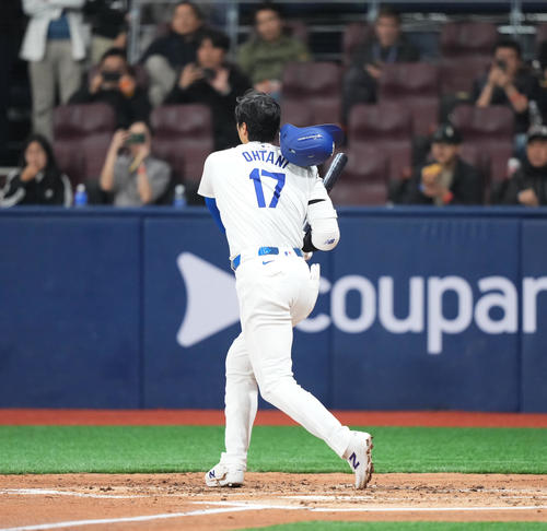 キウム対ドジャース　2回表ドジャース1死一、三塁、空振りの三振に倒れる大谷（撮影・菅敏）