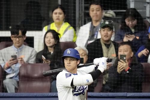 1回、準備する大谷翔平（AP）