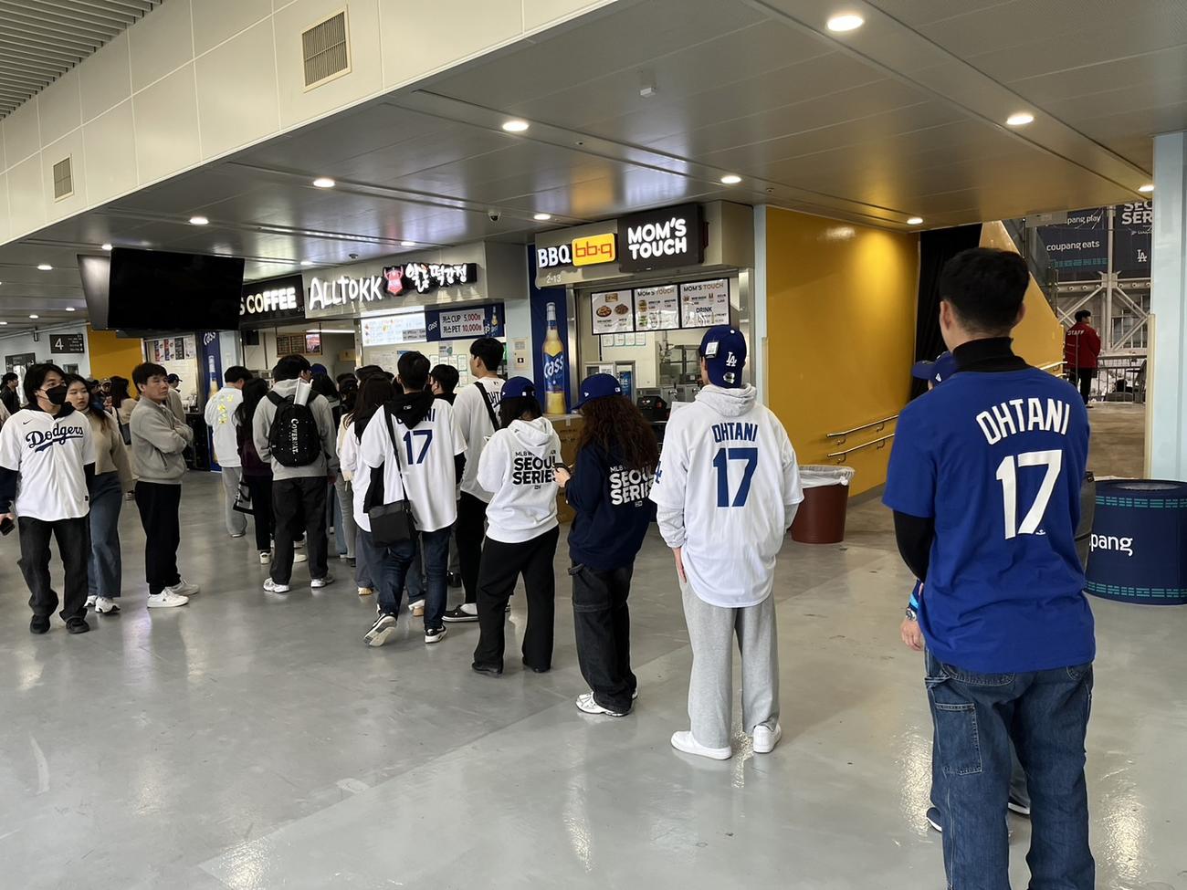 高尺スカイドームの売店に並ぶ列は、ドジャース大谷翔平投手のユニホームを着用したファンばかり